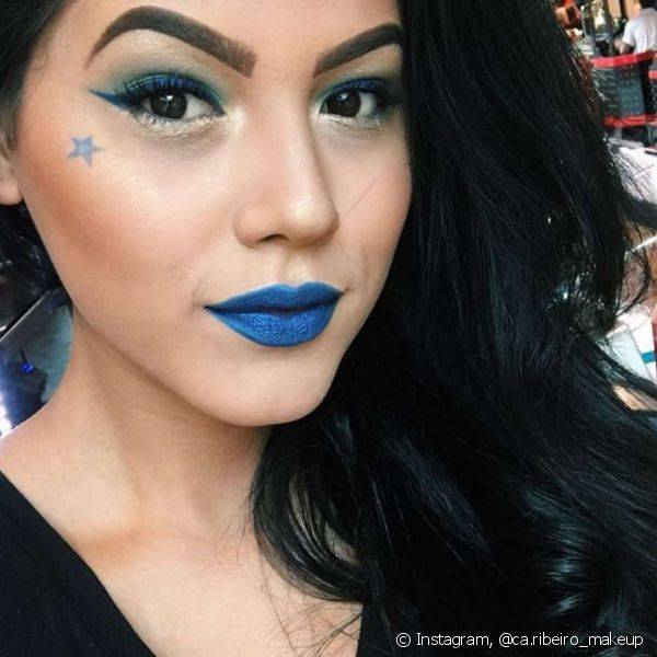 O batom azul bem destacado nos lábios garante um look power e perfeito para assistir os jogos do Brasil (Foto: Instagram @ca.ribeiro_makeup)